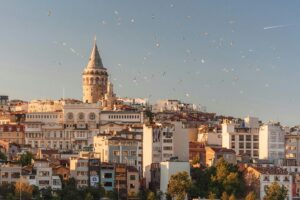 Dit is een foto van Istanbul, waar Simar momenteel stage loopt. Ik heb deze afbeelding toegevoegd zodat mensen een visueel beeld krijgen van de stad waar hij zijn ervaring opdoet.